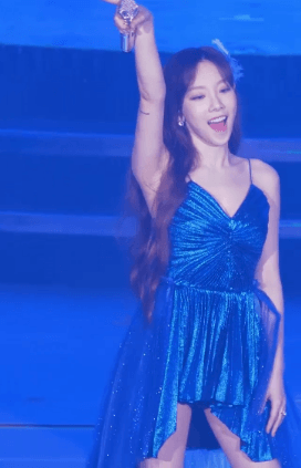 끈나시 드레스 입고 노래하는 태연.gif | 인스티즈