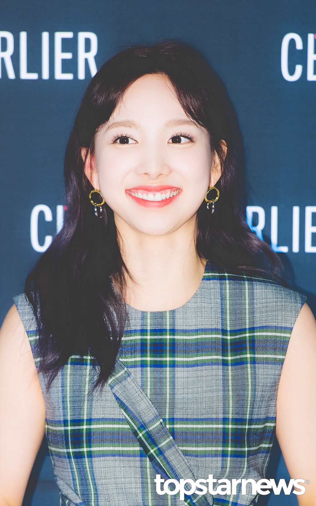 막내 쯔위가 좋아 포옹하는 맏내 나봉이 | 인스티즈