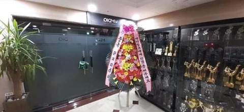 에이핑크가 받은 트로피 진열대 옆에 놓인 중국 팬들이 보낸 화환.jpg | 인스티즈