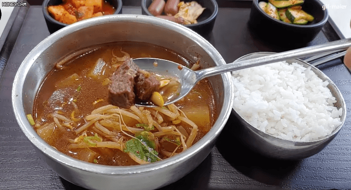 연간 60만 그릇 팔리는 국밥.gif | 인스티즈