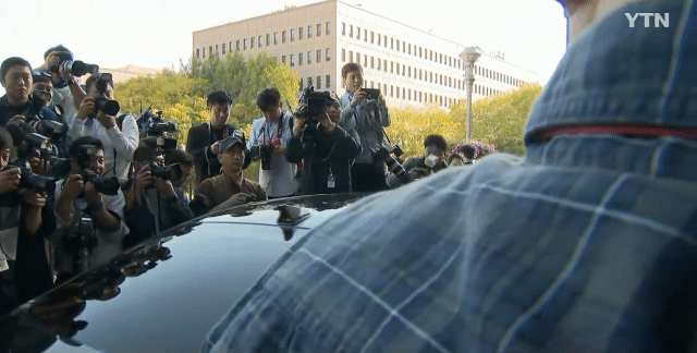 법무부 청사를 떠나는 66대 법무부장관 조국.gif | 인스티즈