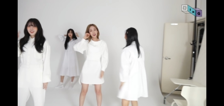 막내들의 재롱을 따사롭게 지켜보는 여자친구 예린 | 인스티즈