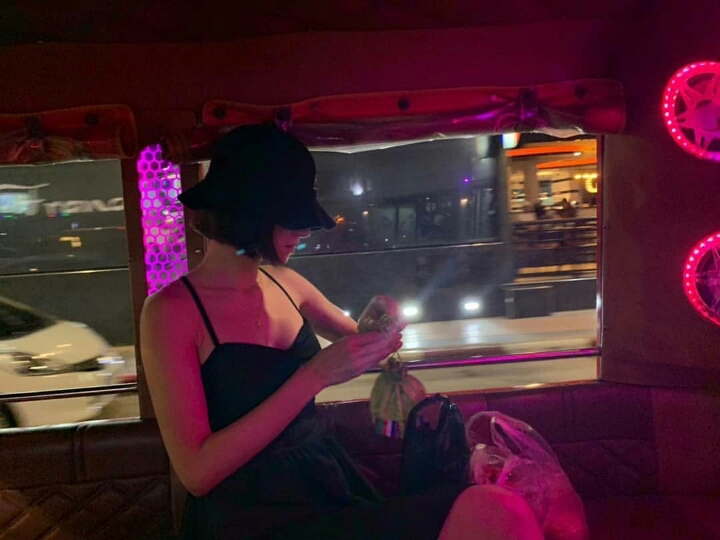 옷 가볍게 입은 서예지 | 인스티즈