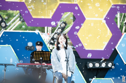 무대 비누방울 효과 속 에이핑크 정은지.jpgif | 인스티즈