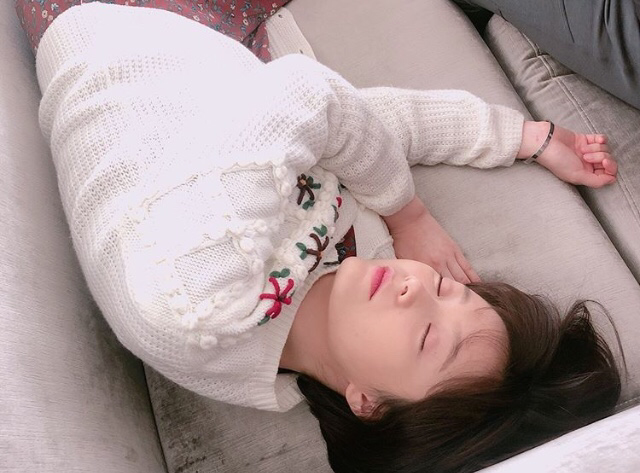 드라마 촬영 대기 중에 잠든 전소민.jpg | 인스티즈