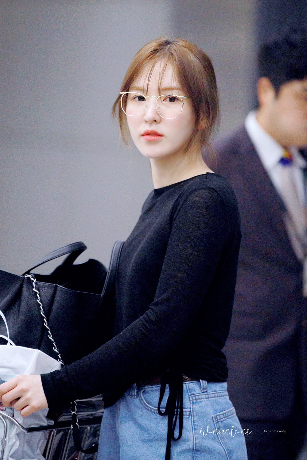 스위스에서 인터뷰하는 레드벨벳 웬디.jpgif | 인스티즈