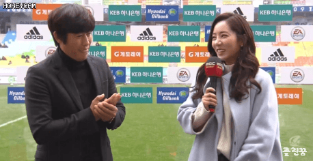 서정원 감독에게 꽃다발 전달하는 신승대 캐스터 | 인스티즈