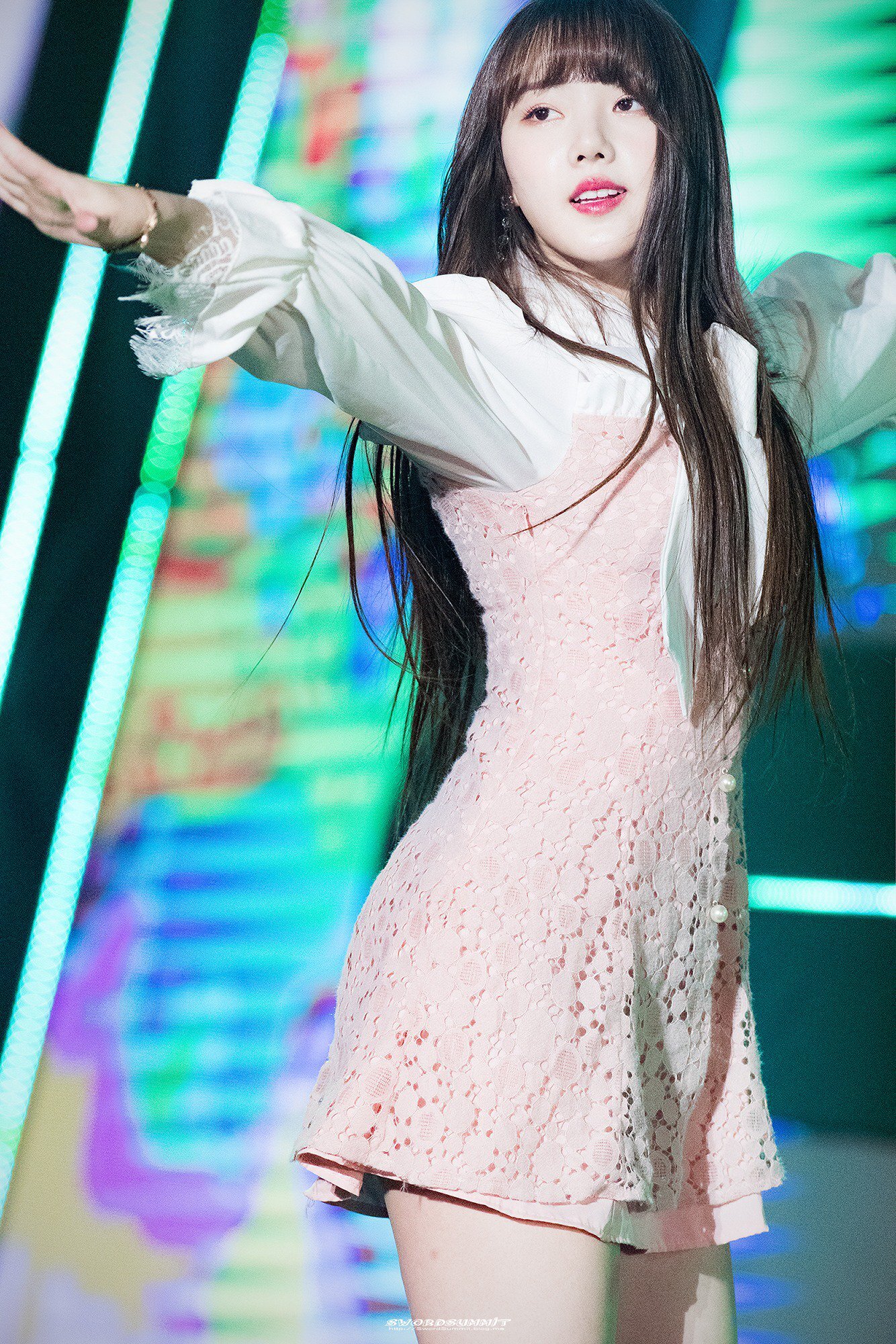 앞구르기 하고 보니까 은근히 미인인 듯한 여자친구 예린이.jpgif | 인스티즈