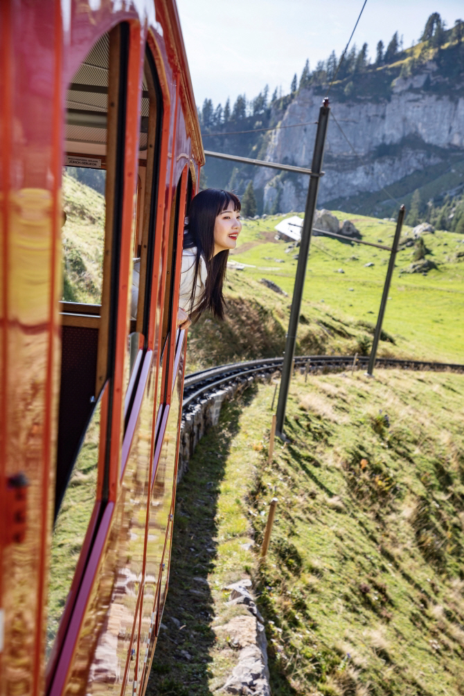 스위스 여행 중 레드벨벳 멤버들 중 제일 행복해 보이는 웬디.jpg | 인스티즈