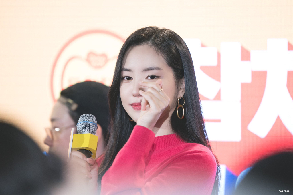 [에이핑크] 맘스터치는 역시 딥치즈버거라서 나은이 | 인스티즈