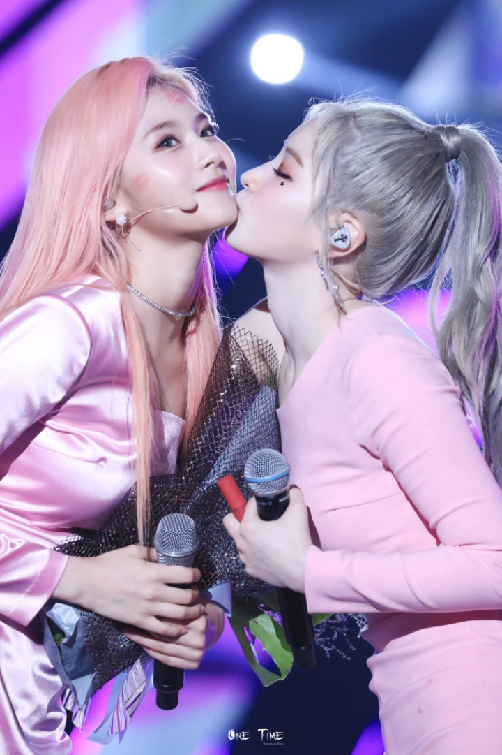 뽀뽀하는 트와이스.jpgif | 인스티즈