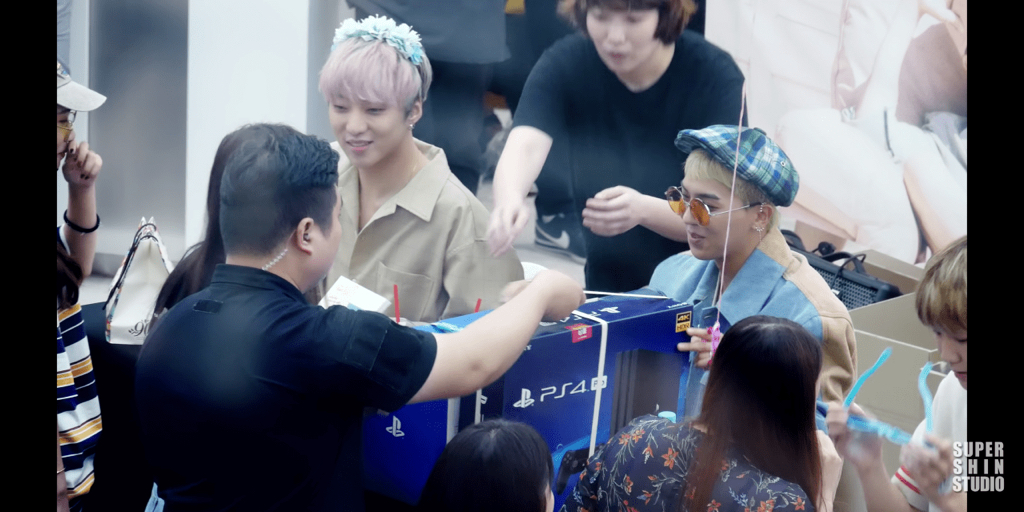 팬한테 선물받은 송민호 | 인스티즈