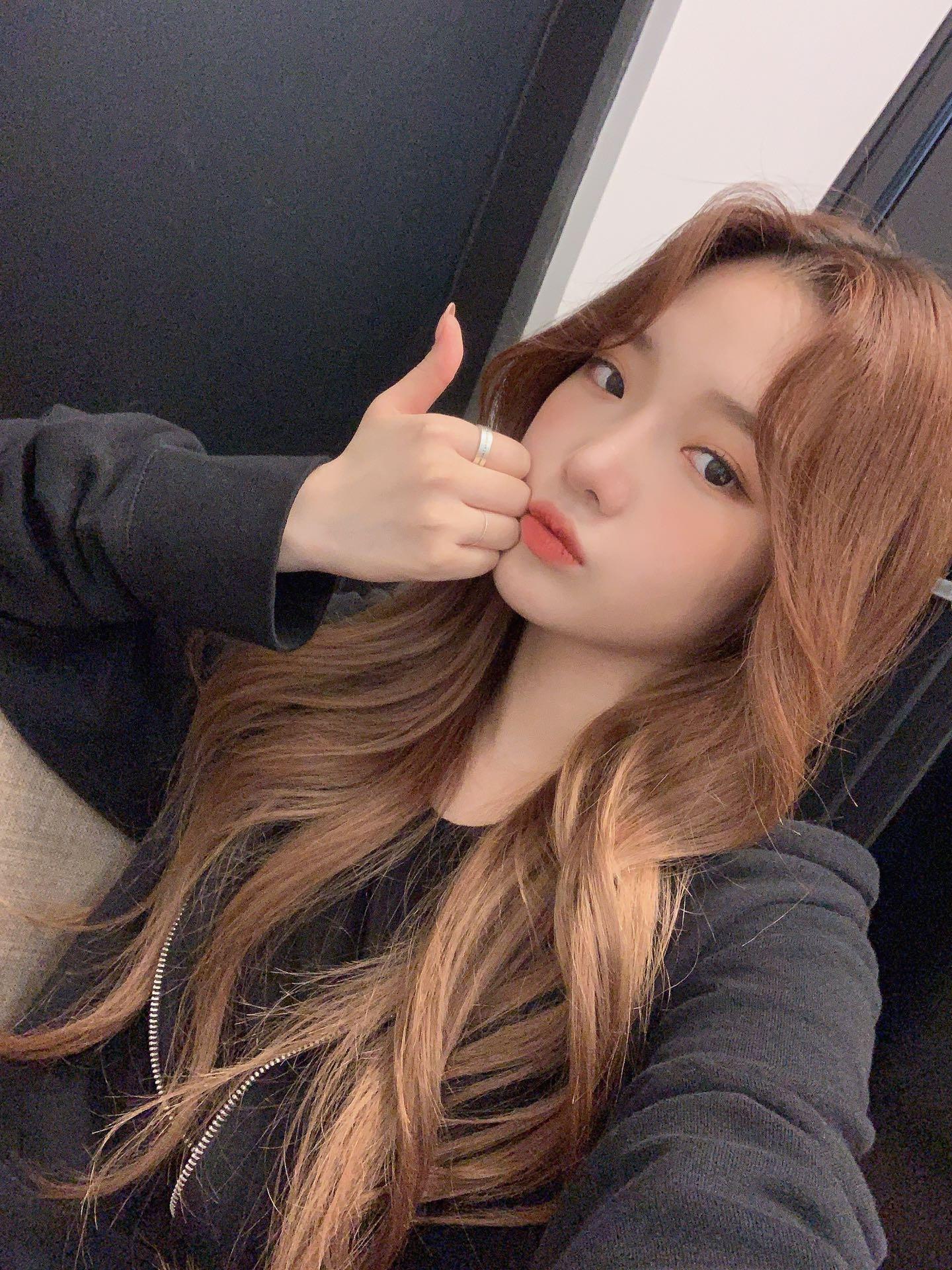 오늘자 프로미스나인 V앱공무원 지선이의 가을이 선덕선덕.gif | 인스티즈