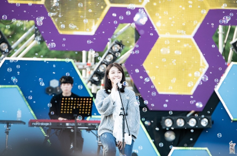 무대 비누방울 효과 속 에이핑크 정은지.jpgif | 인스티즈