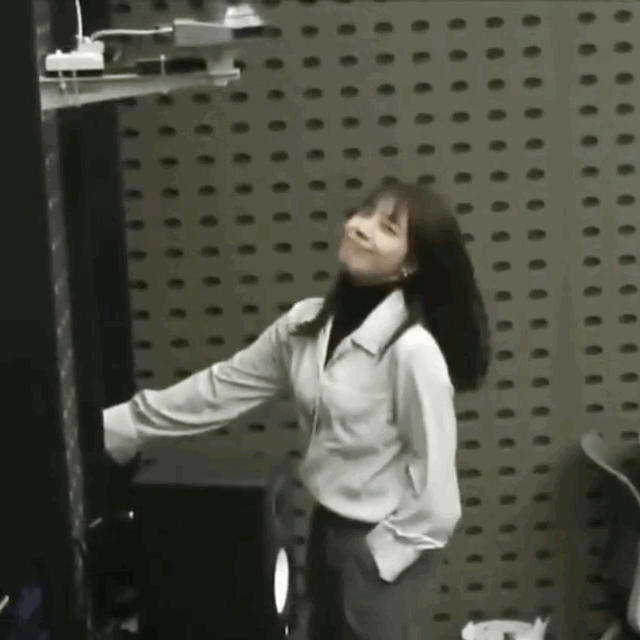 문 열고 나가는 에이핑크 정은지.gif | 인스티즈