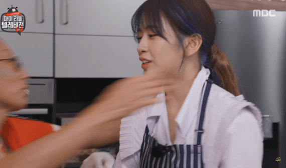 아이즈원) 김소희 셰프에게 뽀뽀 받는 안유진 | 인스티즈