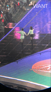 다 떠난 무대에 돌아와 팬들에게 인사해주는 트와이스.gif | 인스티즈