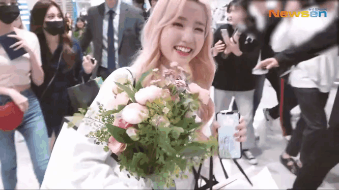 아이즈원) 생일 기념 공항에서 꽃다발 받은 히토미 | 인스티즈