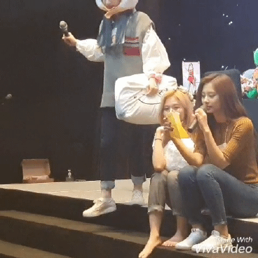 ??? : 사나는 왜 맨발이에요? | 인스티즈