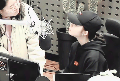 라디오 작가님의 에이핑크 정은지 토닥토닥.gif | 인스티즈