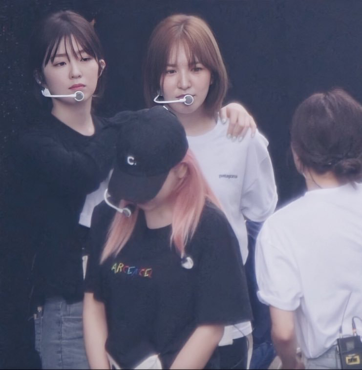 리허설 대기중에 웬디 껌딱지가 된 아이린.jpgif | 인스티즈