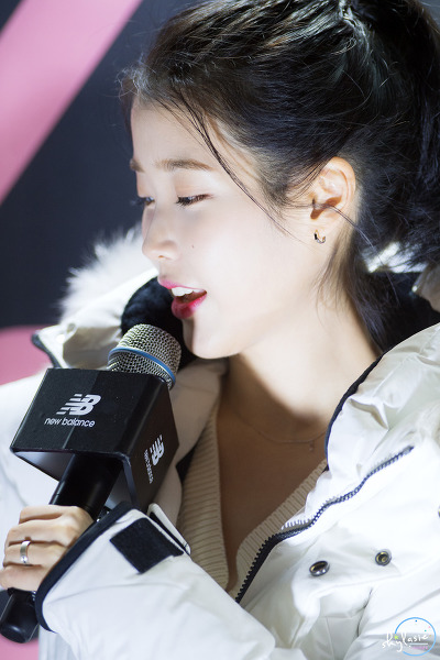 뉴발란스 토크콘서트 포니테일 아이유.jpg | 인스티즈