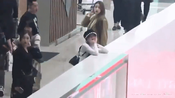 카메라보고 인사하는 여자친구 예린이와 그걸 따라하는 신비.gif | 인스티즈