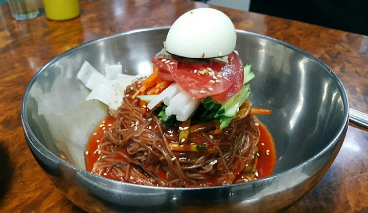 후라이드 치킨+양념 돼지갈비+물냉면 평생 공짜 vs 양념치킨+삼겹살+비빔냉면 평생 공짜 | 인스티즈
