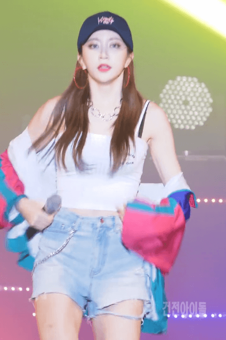 모자쓴 무대 위 하니.gif | 인스티즈