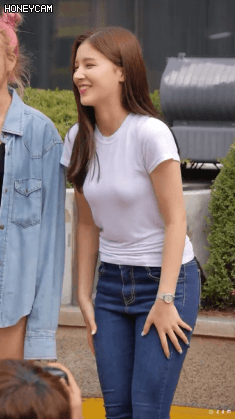 모모랜드 낸시 청바지에 흰티 .gif | 인스티즈