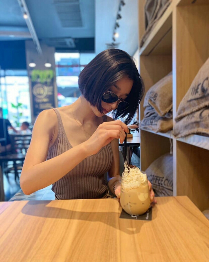 옷 가볍게 입은 서예지 | 인스티즈