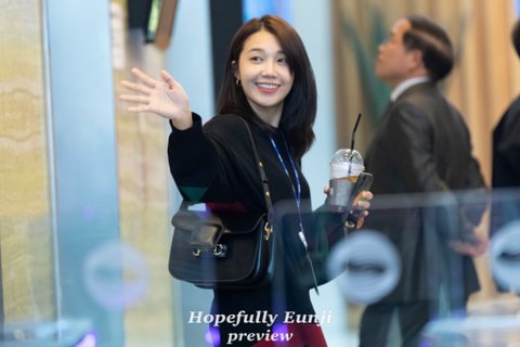 팬들 보는 밝은 표정의 에이핑크 정은지.jpg | 인스티즈