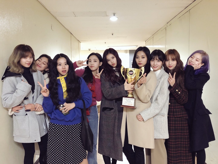 쇼챔피언 트로피로 보는 트와이스 멤버별 트로피 드는 방법 ㅋㅋㅋ | 인스티즈