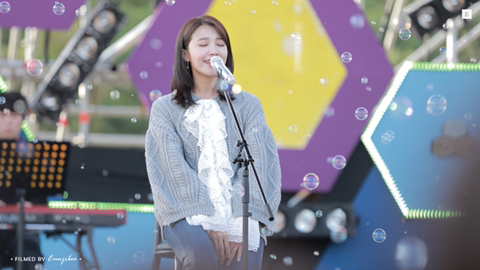 무대 비누방울 효과 속 에이핑크 정은지.jpgif | 인스티즈