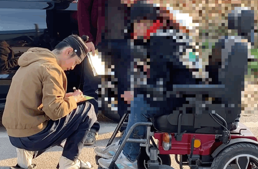 [녹두전] 촬영지에서 팬한테 싸인해주는 장동윤 | 인스티즈