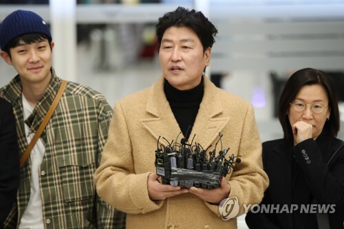 아카데미 4관왕 기생충 주역들 귀국길.jpg | 인스티즈