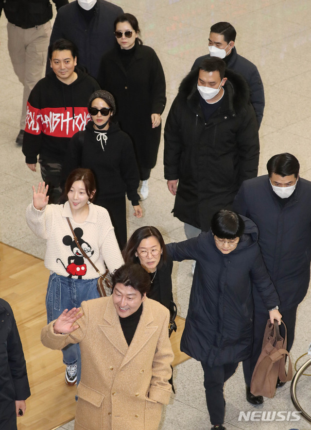 아카데미 4관왕 기생충 주역들 귀국길.jpg | 인스티즈