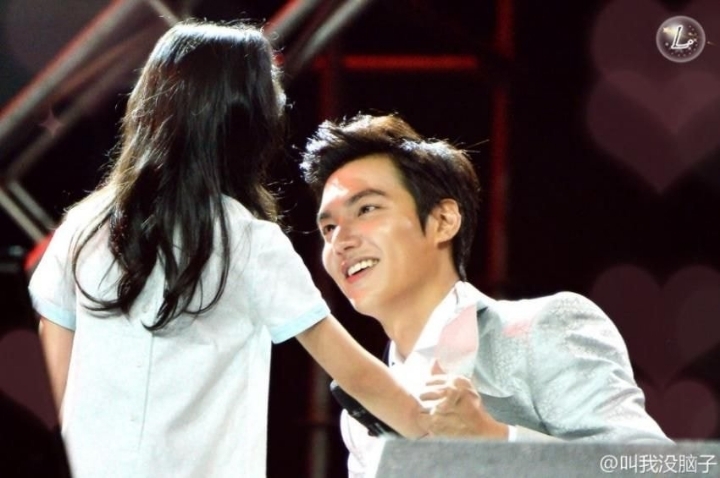 심장소리 느껴보고싶다는 어린이팬에게 무릎 꿇어 가슴 내준 이민호 | 인스티즈