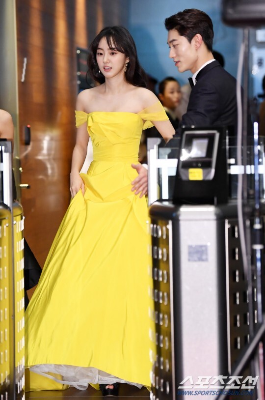 박세완 노란드레스 보고 생각나서 찾아본 시상식 노란드레스 입은 여자연예인 | 인스티즈