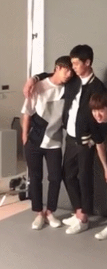 옆사람 어깨에 머리 부비는 버릇 있는 서강준.jpgif | 인스티즈