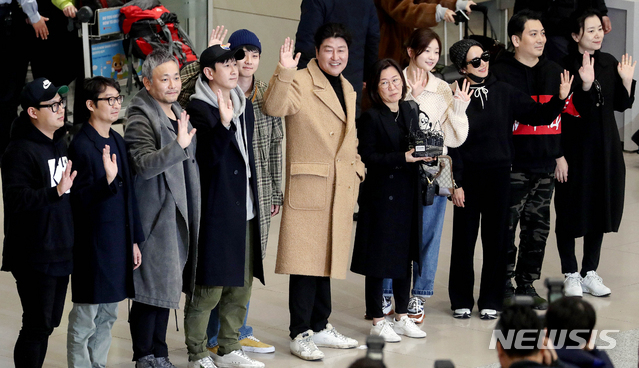 아카데미 4관왕 기생충 주역들 귀국길.jpg | 인스티즈