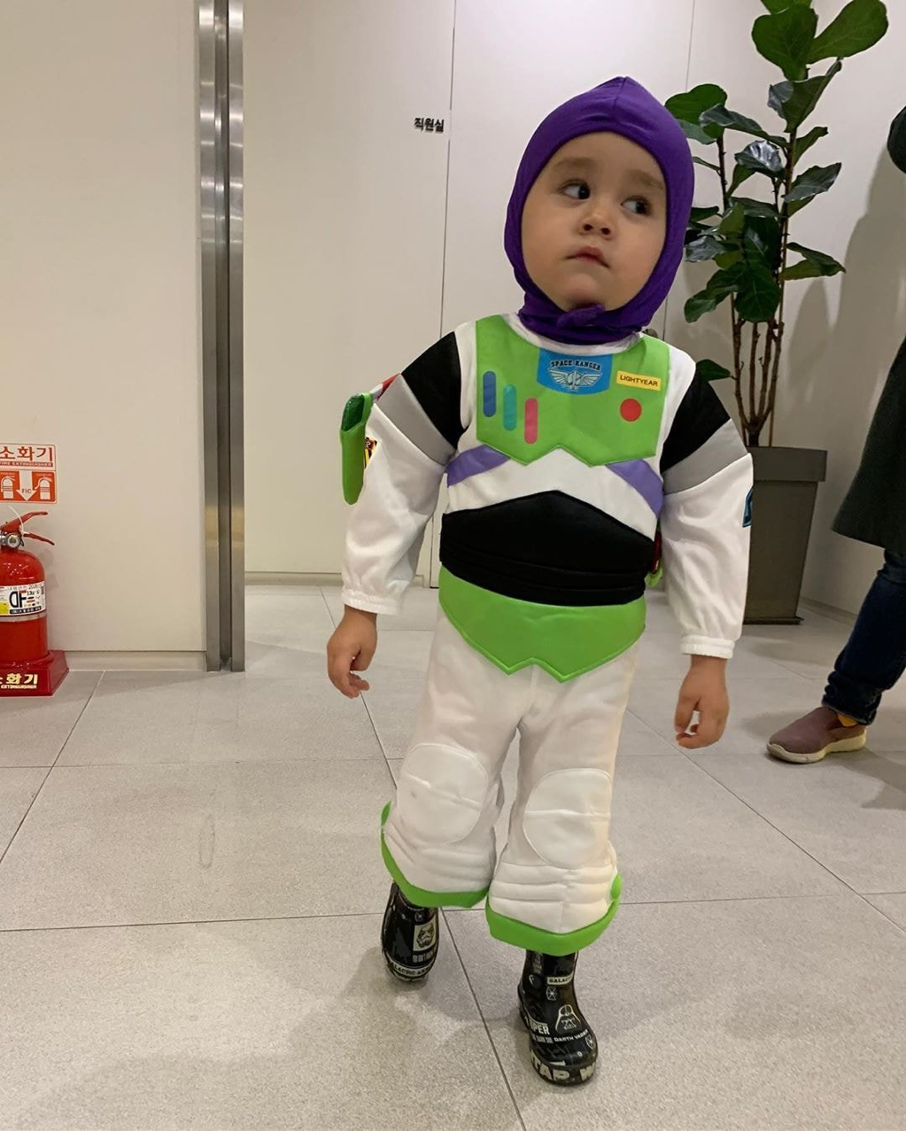 버즈 옷 입고 병원간 윌리엄 벤틀리 ㅠ.ㅠ 할로윈데이 | 인스티즈