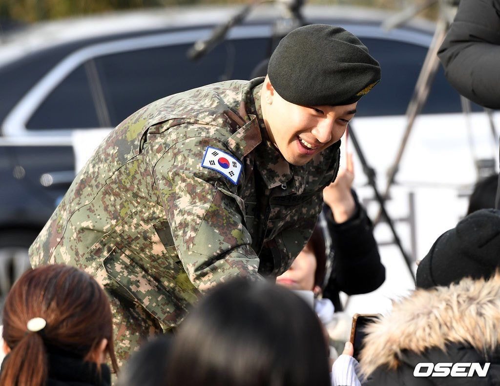 오늘자 전역하고 팬들한테 과자 나눠주는 빅뱅 태양.jpg | 인스티즈