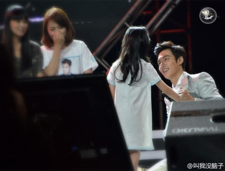 심장소리 느껴보고싶다는 어린이팬에게 무릎 꿇어 가슴 내준 이민호 | 인스티즈