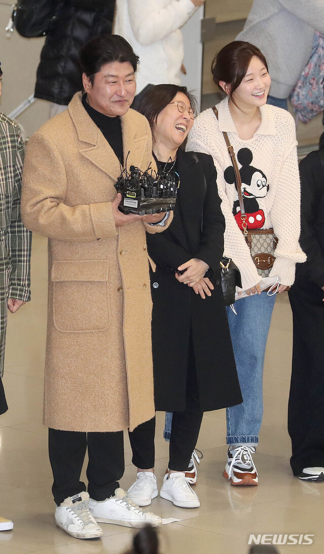 아카데미 4관왕 기생충 주역들 귀국길.jpg | 인스티즈