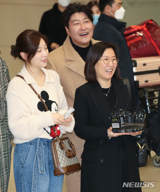 아카데미 4관왕 기생충 주역들 귀국길.jpg | 인스티즈