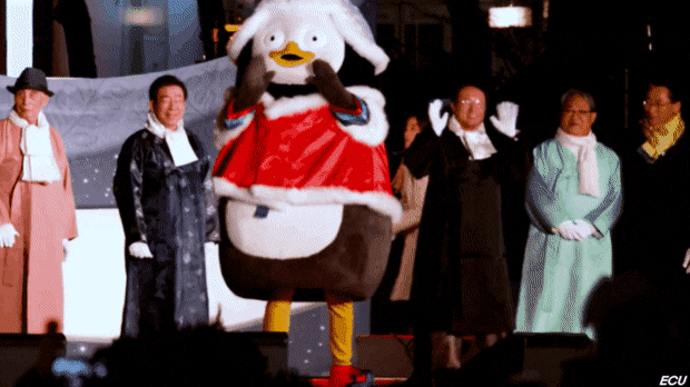 펭수를 보고 행복해하는 사람들의 웃음 ㅠㅠ | 인스티즈