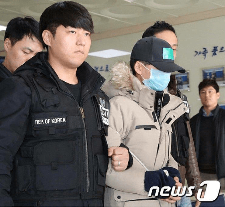 피해자 패딩 입고 포토라인 선 중학생 추락사 피의자 | 인스티즈