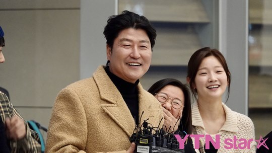 아카데미 4관왕 기생충 주역들 귀국길.jpg | 인스티즈