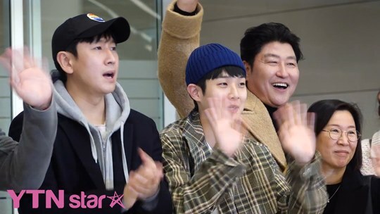 아카데미 4관왕 기생충 주역들 귀국길.jpg | 인스티즈